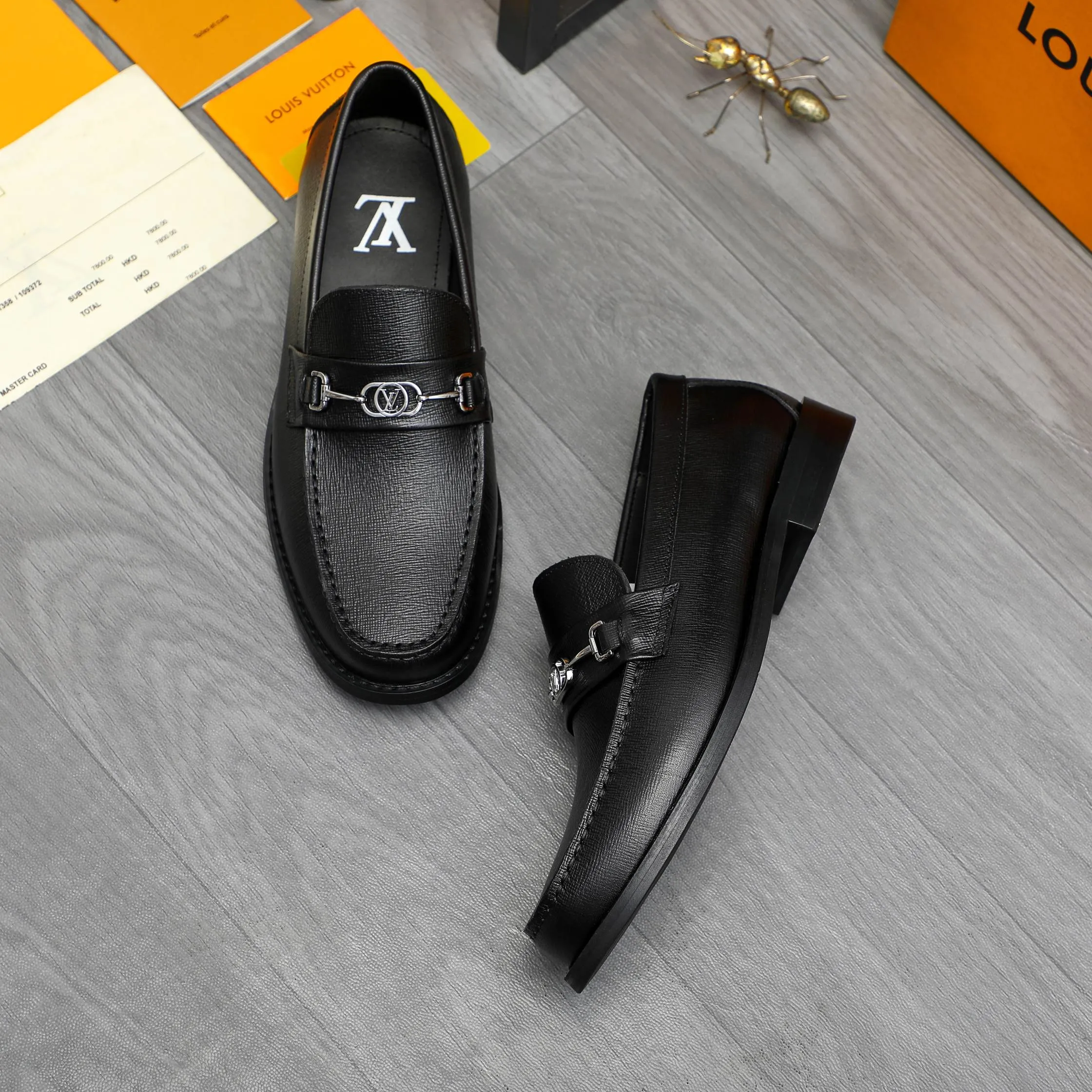 Men's shoes 💰p460 Product trademark: LV (Louis Vuitton) business slip-on leather shoes. Regular size: 38-45 (45 is custom-made and non-returnable) Product materials: Selected high-quality vertical grain cowhide upper, cowhide lining, original rubber outsole